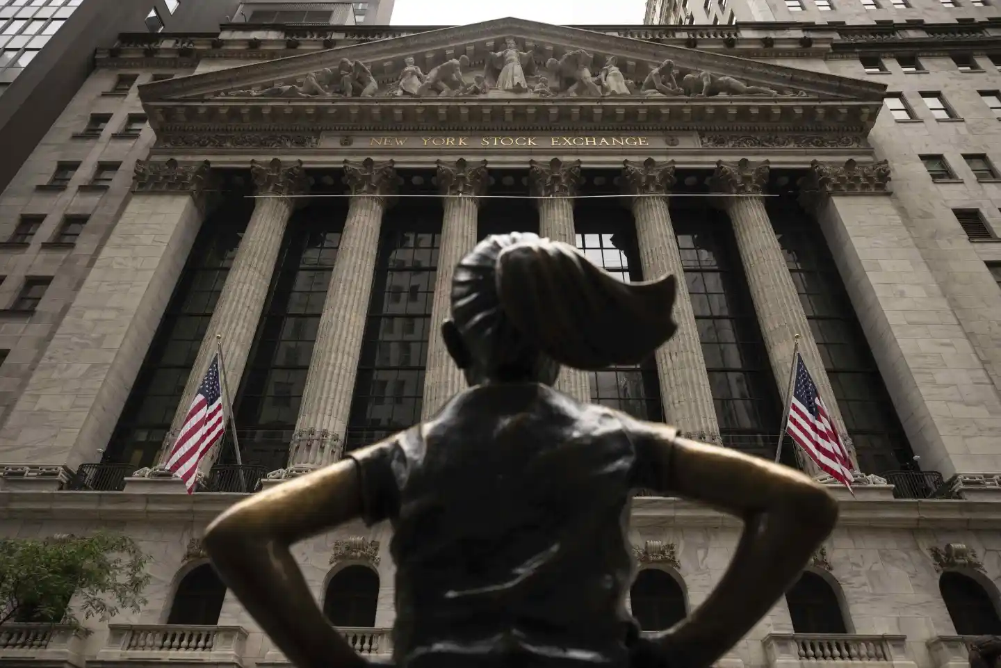 Saham AS bergerak beragam saat Wall Street ditutup dengan kerugian moderat minggu ini